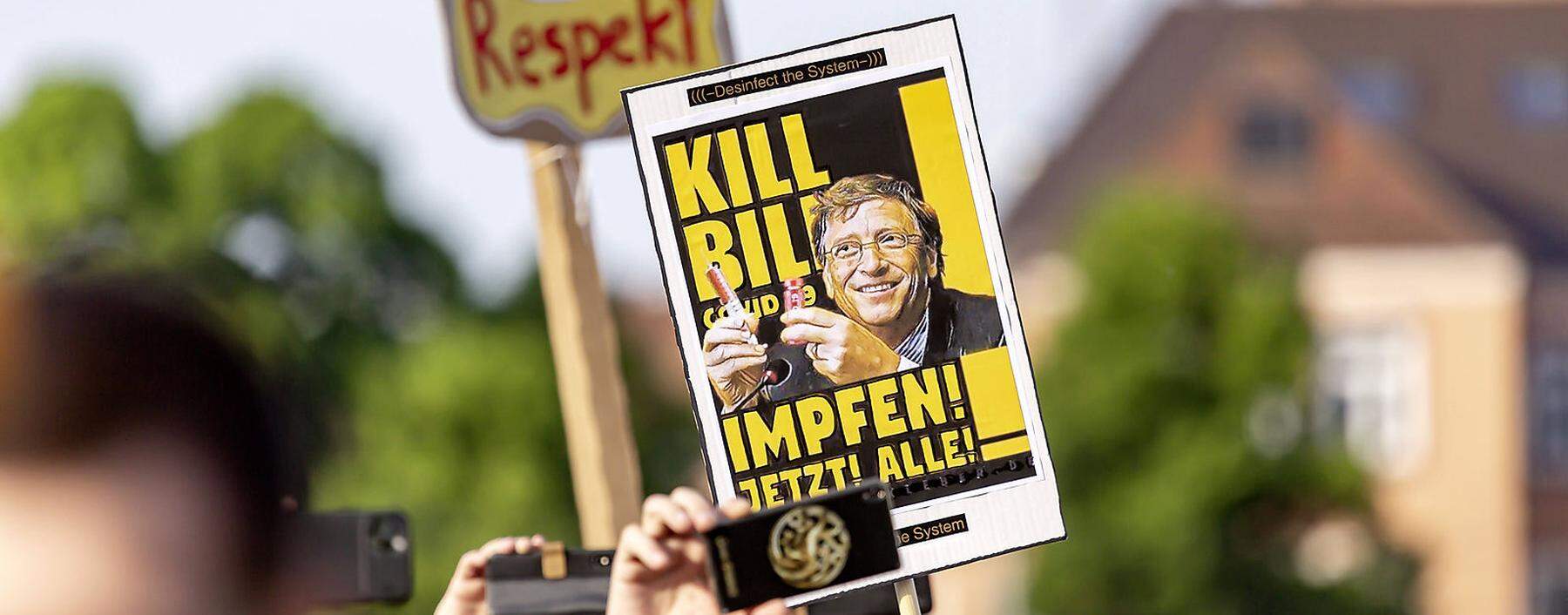 Bill Gates als Feinbild: Demonstranten - hier in Stuttgart - werfen ihm vor, an der Entwicklung eines Impfstoffes verdienen zu wollen. 