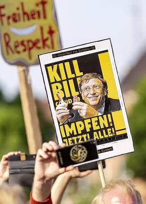 Bill Gates als Feinbild: Demonstranten - hier in Stuttgart - werfen ihm vor, an der Entwicklung eines Impfstoffes verdienen zu wollen. 