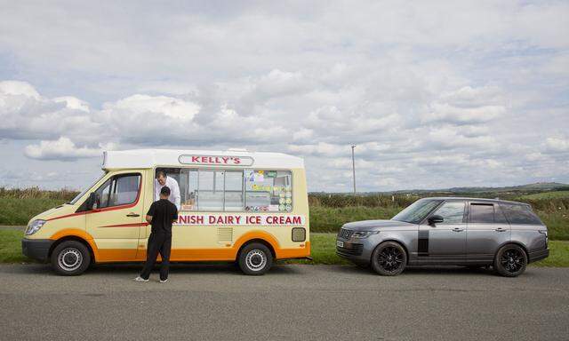 An Cornwalls Küste verkehrt er noch, der Eiswagen. Der Range Rover indes bietet einen schmackhaften Mix aus Elektro- und Benzinantrieb.