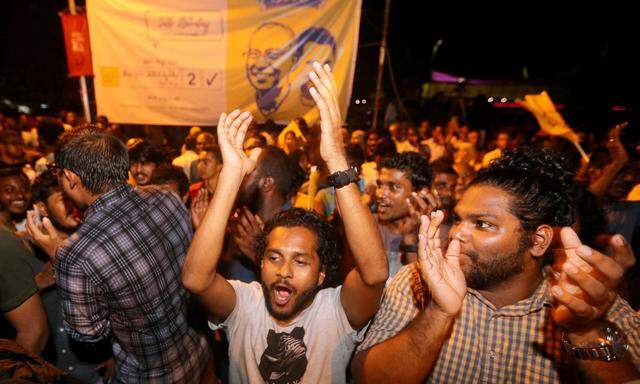 In der Hauptstadt Malé feierten Anhänger den Triumph der Opposition und ihres Kandidaten Mohamed Solih.  