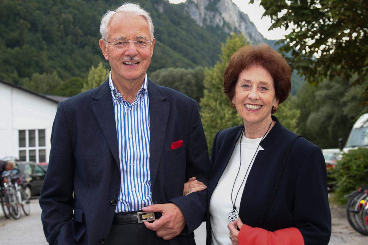 Salzburg hat derzeit traditionell ein Hoch was die High-Society-Dichte angeht. Kunstsammler Karlheinz Essl mit Ehefrau Agnes am Weg zur Premiere von "Peer Gynt" auf der Perner-Insel in Hallein.