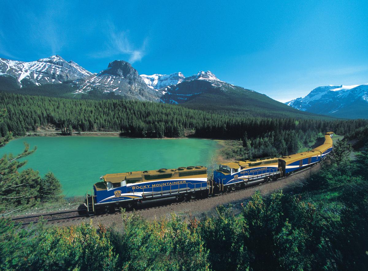 An Bord des Luxuszuges „Rocky Mountaineer“ zieht die imposante Landschaft Kanadas an Ihnen vorbei.