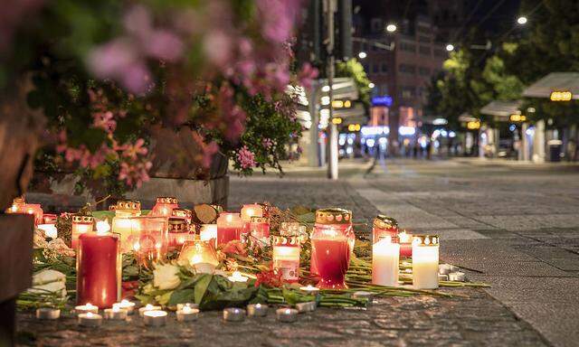 Wuerzburg, Barbarossaplatz, 26.06.2021, Gedenken an die Opfer des Messerattentats Bild: Kerzen und Blumen werden als Ge
