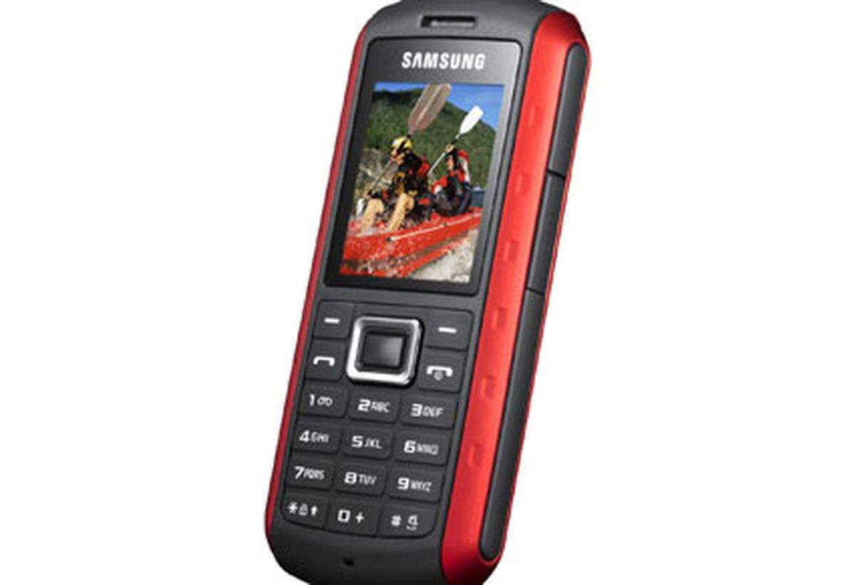 Mit dem „B2100“ ­brachte Samsung das ideale Handy für Outdoor-­Enthusiasten auf den Markt. Das Gerät, das eine Kamera, einen Höhenmesser, einen Kompass und eine Taschenlampe enthält, ist gegen Regen und Spritzwasser immun. Extreme Temperaturen machen dem Handy nichts aus. Preis ohne Vertragsbindung: 130 Euro. www.samsung.at