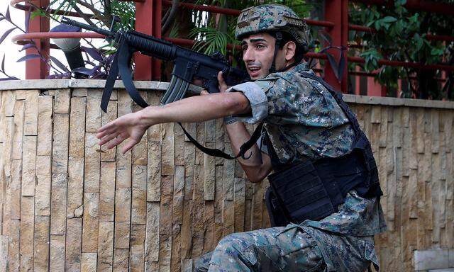 Ein Soldat geht nach Schüssen in Beirut in Deckung. 