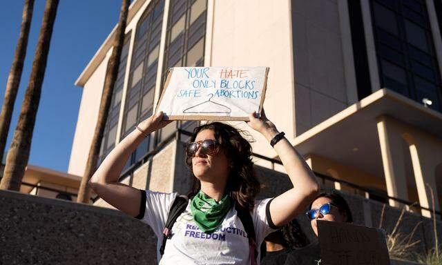 Frauen in Arizona protestieren: Abtreibungen sind in dem Bundesstaat quasi unmöglich geworden.