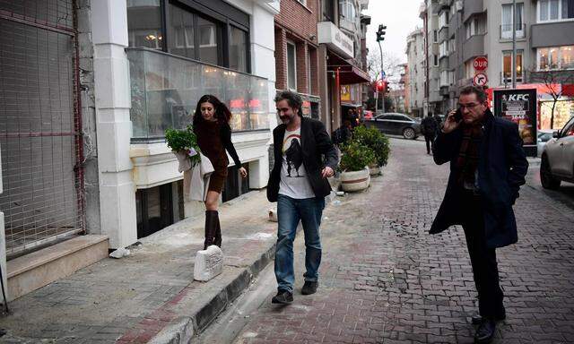 Die ersten Momente in der Freiheit: Journalist Deniz Yücel und seine Frau, Dilek, gemeinsam in Istanbul.