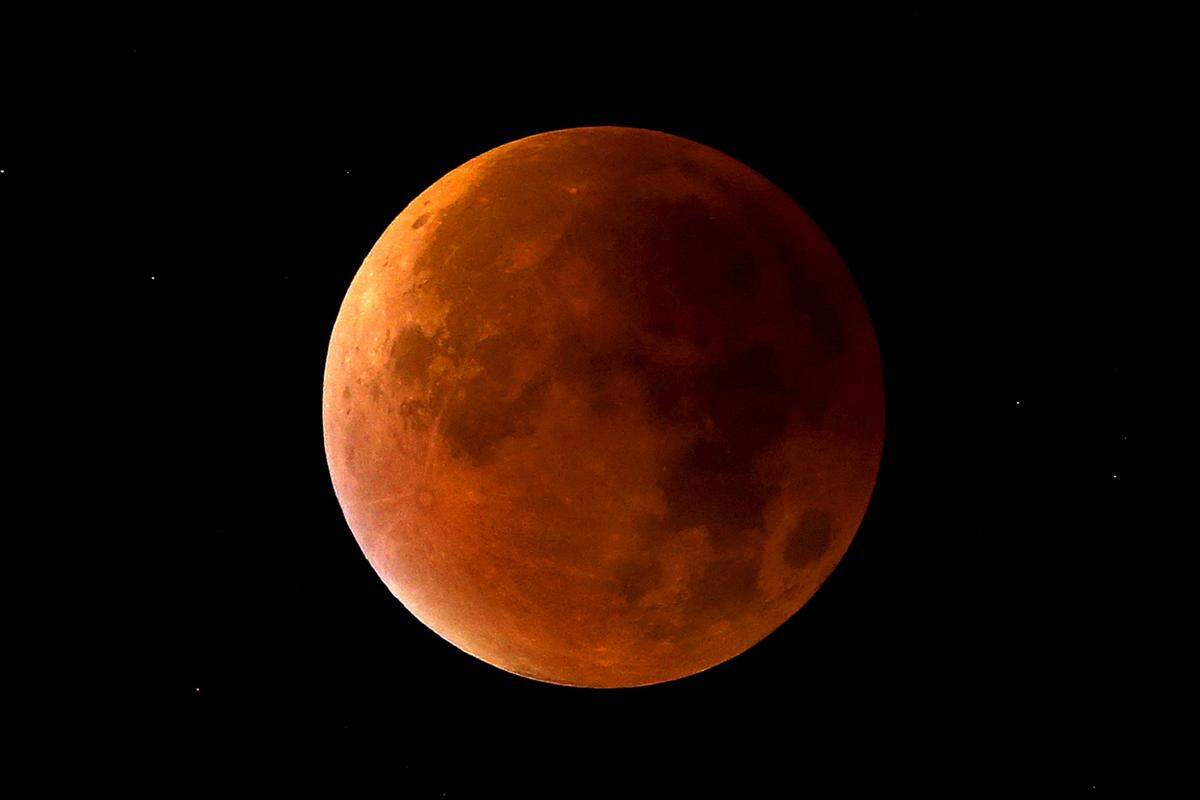 Eine Mondfinsternis gab es vergangenes Jahr im September zu bestaunen. Wenn sich die Erde zwischen Sonne und Mond schiebt, scheint der sogenannte Supermond rot zu glühen, hier fotografiert in Staffordshire in England.