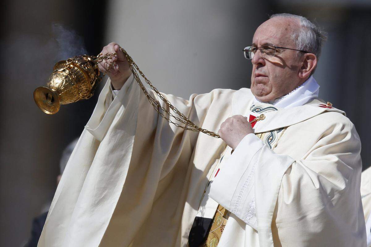 In seiner Osterbotschaft forderte der Papst zum Frieden in den Konfliktherden der Welt auf und ermahnte zu Hilfe für die Opfer von Gewalt, Krankheit und Armut.