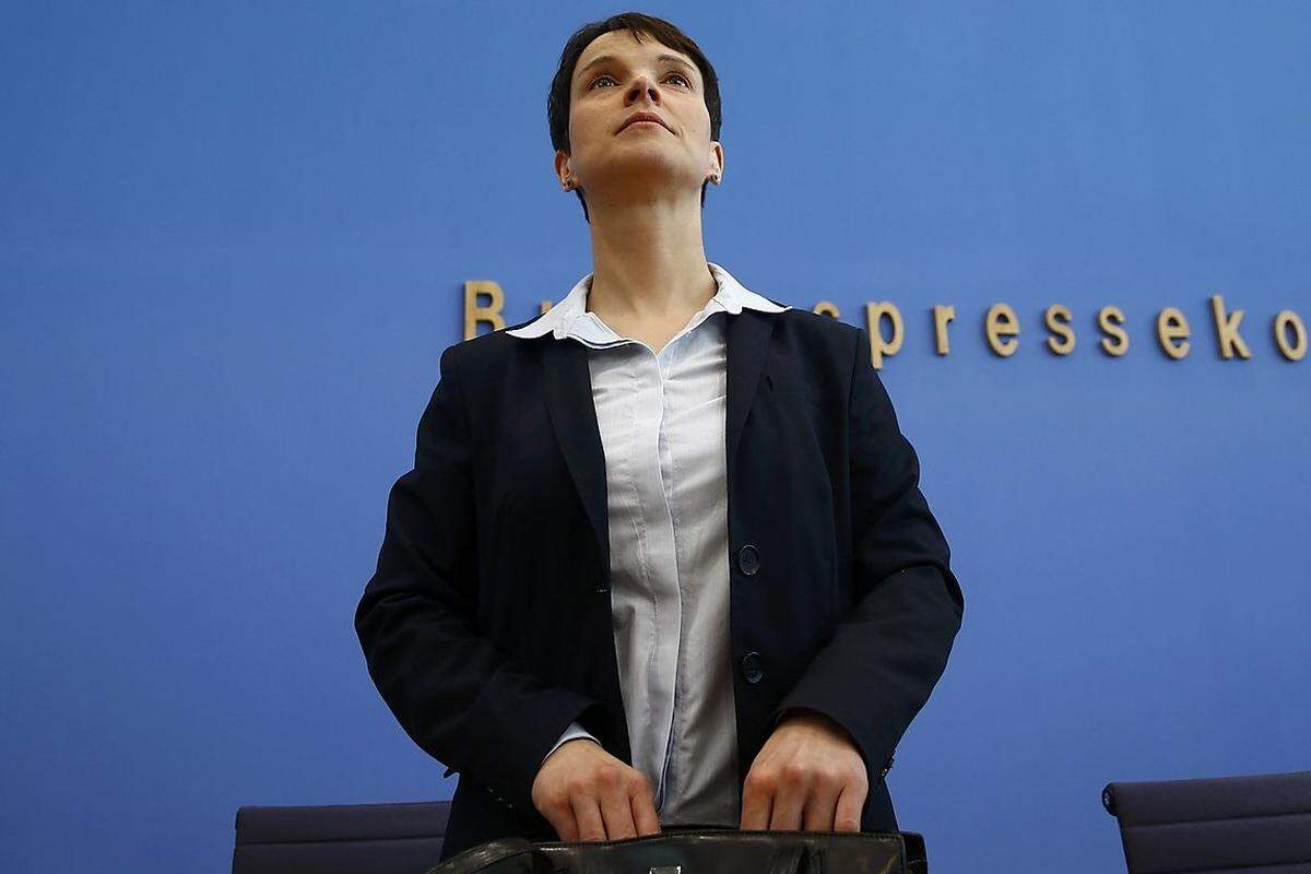 In Sachsen zieht die AfD unter Führung ihrer Landesvorsitzenden Petry mit 9,7 Prozent erstmals in ein deutsches Parlament ein. Im September schafft sie zudem den Einzug in die Landtage von Thüringen und Brandenburg.