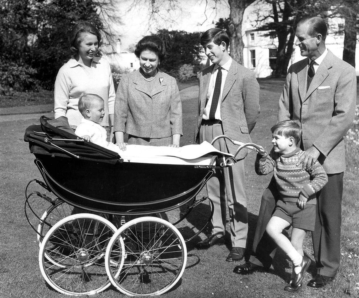 Erstmals seit Queen Victoria im Jahr 1857 bekommt mit Elizabeth II. eine amtierende Königin ein Kind: Prinz Andrew kommt zur Welt. Insgesamt haben die Queen und ihr Ehemann Prinz Philip vier Kinder: Charles und Anne wurden bereits vor Andrew geboren, später folgt noch Edward.