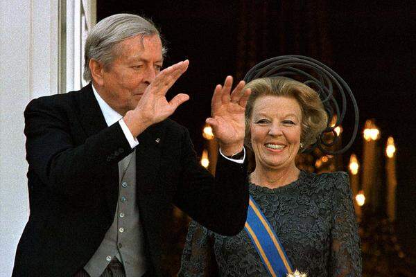 Beatrix trägt ihre Frisur schon seit fast 50 Jahren. "Het Beatrixkapsel" (die Beatrix-Frisur) wurde 1966 zu ihrer Hochzeit mit Prinz Claus entworfen. Mit ihrem verstorbenen Mann Prinz Claus.