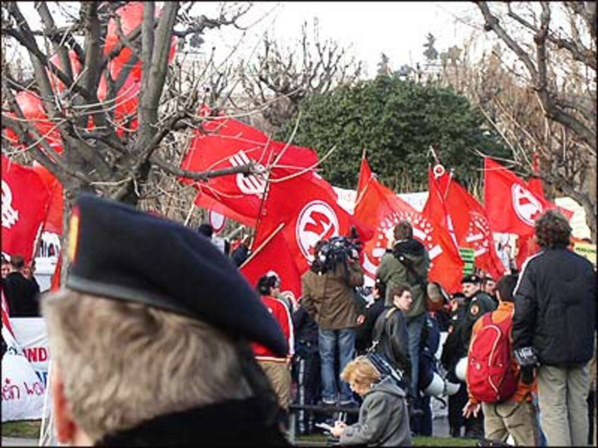 Das weckte Erinnerungen an die Angelobung der "schwarz-blauen" Regierung Schüssel I im Februar 2000: Auch die Regierung Gusenbauer I wurde von tausenden Demonstranten beim Gang zu ihrer Angelobung empfangen. Der Unterschied zum Jahr 2000: Die Teilnehmer des Protestes gegen Studiengebühren, Eurofighter und Co wendeten sich gegen die Sozialdemokraten und deren Zugeständnisse für die große Koalition. VON GÜNTER FELBERMAYER