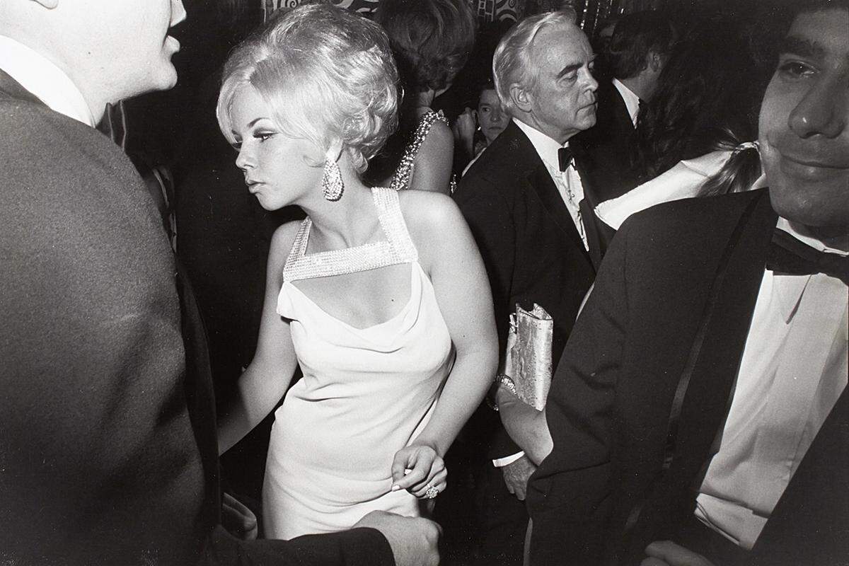 Seinem Gespür für den Augenblick ist allerdings auch eine gewisse Rücksichtslosigkeit gegenüber seinen Motiven eingeschrieben.  Garry Winogrand: Jubiläumsball, Metropolitan Museum of Art New York, 1969 (c) Garry Winogrand, courtesy of Lola Garrido Collection