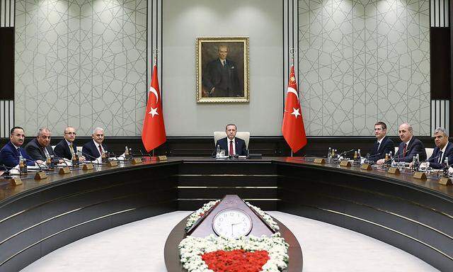 Die türkische Regierung - Kabinettssitzungen werden seit Neuestem von Präsident Erdogan (Mitte) geleitet - droht der EU offen.