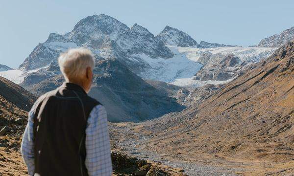 Ein ehrenamtlicher Gletschermesser des Österreichischen Alpenvereins beim Nachmessen von Messpunkten am Ochsentalgletscher in der Silvretta.