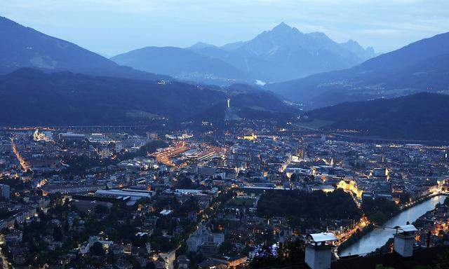 Blick �ber Innsbruck in Tirol �sterreich PUBLICATIONxINxGERxSUIxAUTxHUNxONLY 1065509068