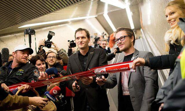 Wiener Linien-Sprecher Answer Lang (li.) mit dem Organisator des Events vor besagter Rolltreppe.