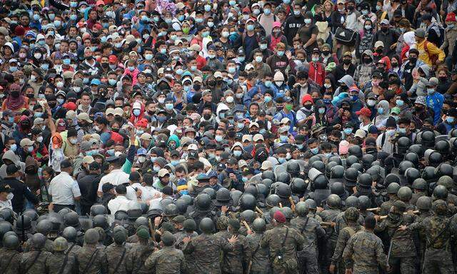 Der Druck auf die Polizeisperre in Guatemala wurde immer größer.