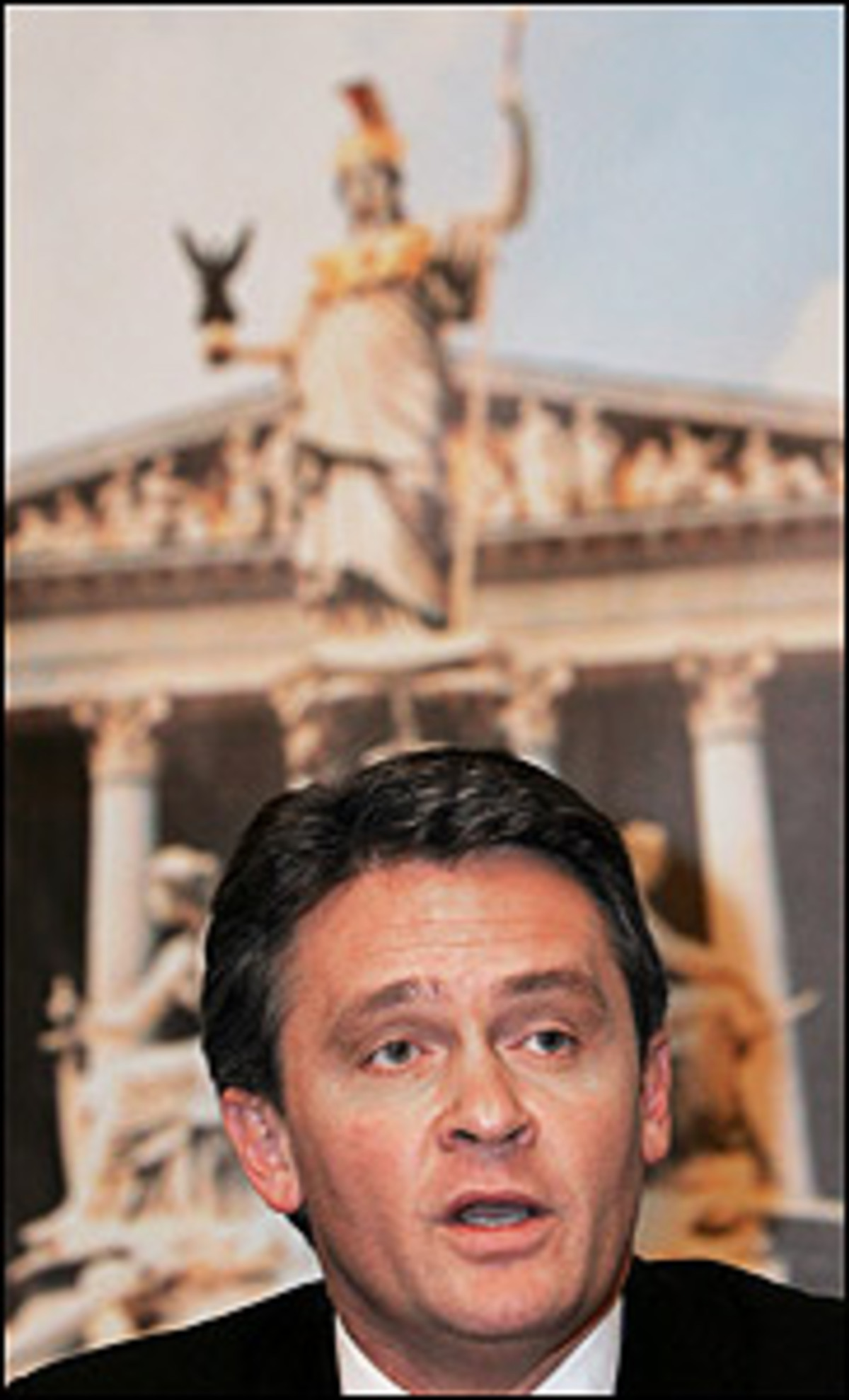 "Mittlerweile sind die Grünen die einzigen, die sich täglich für jegliche Regierungszusammenarbeit und damit zur Arbeit für Österreich aus dem Spiel nehmen und das, obwohl sie vor der Wahl ihren Wählern eine grüne Regierungsbeteiligung in Aussicht gestellt haben." BZÖ-Chef Peter Westenthaler