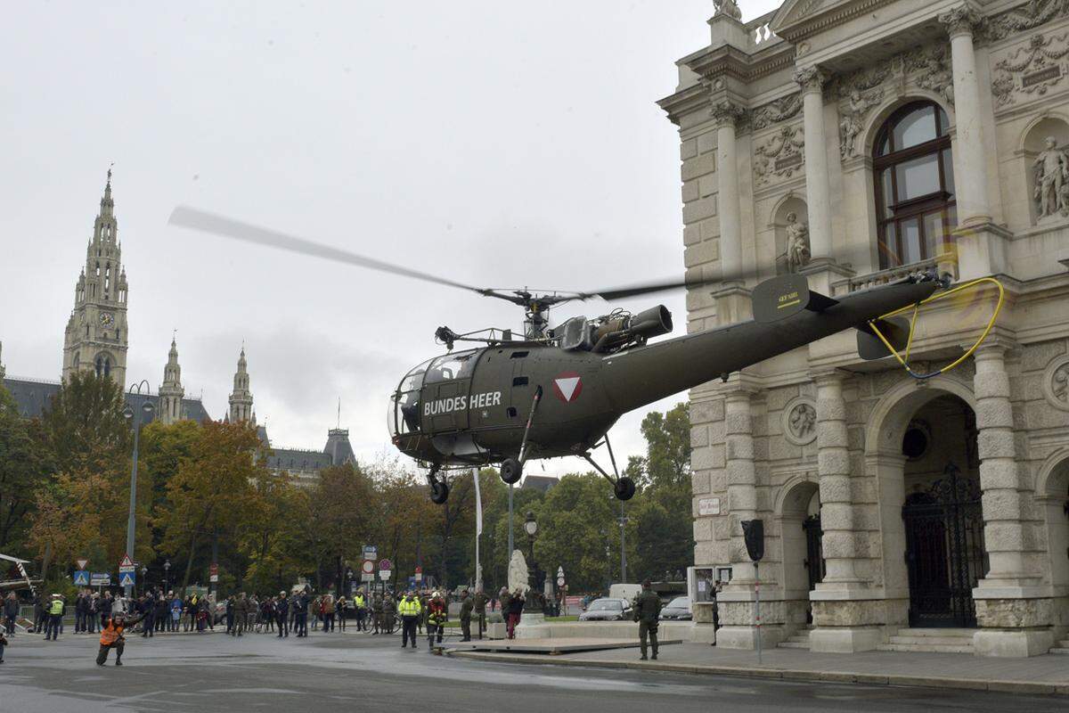 Auch Hubschrauber landen dieses Jahr beim Burgtheater statt wie bisher auf dem Heldenplatz,