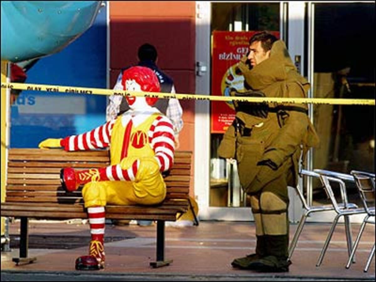 AUGUST14. August: Im Libanon tritt ein Waffenstillstand in Kraft und sorgt für ein unmittelbares Ende der Kämpfe zwischen Israel und der radikalen Schiitenmiliz Hisbollah.19. August: Drei Wochen nach fehlgeschlagenen Terroranschlägen auf Regionalzüge in Deutschland wird einer der beiden Bombenleger, ein 21-jähriger Student aus dem Libanon, gefasst. 28. August: (BILD) Bei mehreren Explosionen in Badeorten an der türkischen Mittelmeerküste und in Istanbul werden innerhalb von 24 Stunden mindestens drei Menschen getötet und Dutzende verletzt. Zu den Anschlägen bekennen sich kurdische Extremisten.