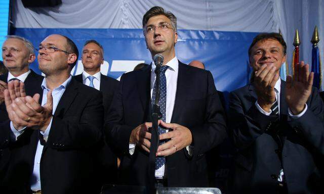 „Wir sind happy“, verkündete HDZ-Chef Andrej Plenković (Mitte).  Er hat die Partei erfolgreich neu positioniert.  