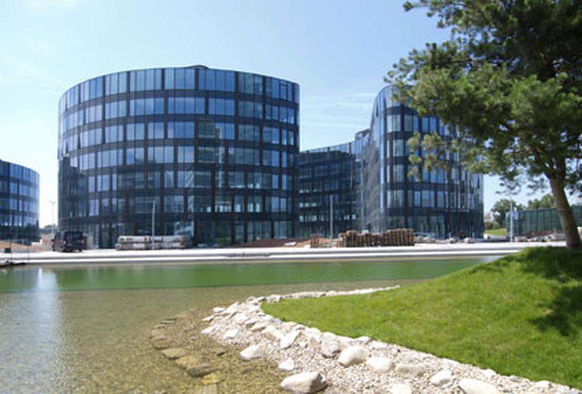 Das 21.100 Quadratmeter große Büroprojekt "Rund Vier" im zweiten Bezirk in Wien ist zu 100 Prozent vermietet. Das nach ÖGNI mit Silber ausgezeichnete nachhaltige Büroprojekt wurde Ende 2009 an die Union Investment Real Estate GmbH verkauft.