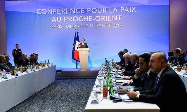 Friedensberatungen ohne die Konfliktparteien: Internationale Diplomaten, darunter Außenminister Kurz, gestern bei der Konferenz in Paris. 