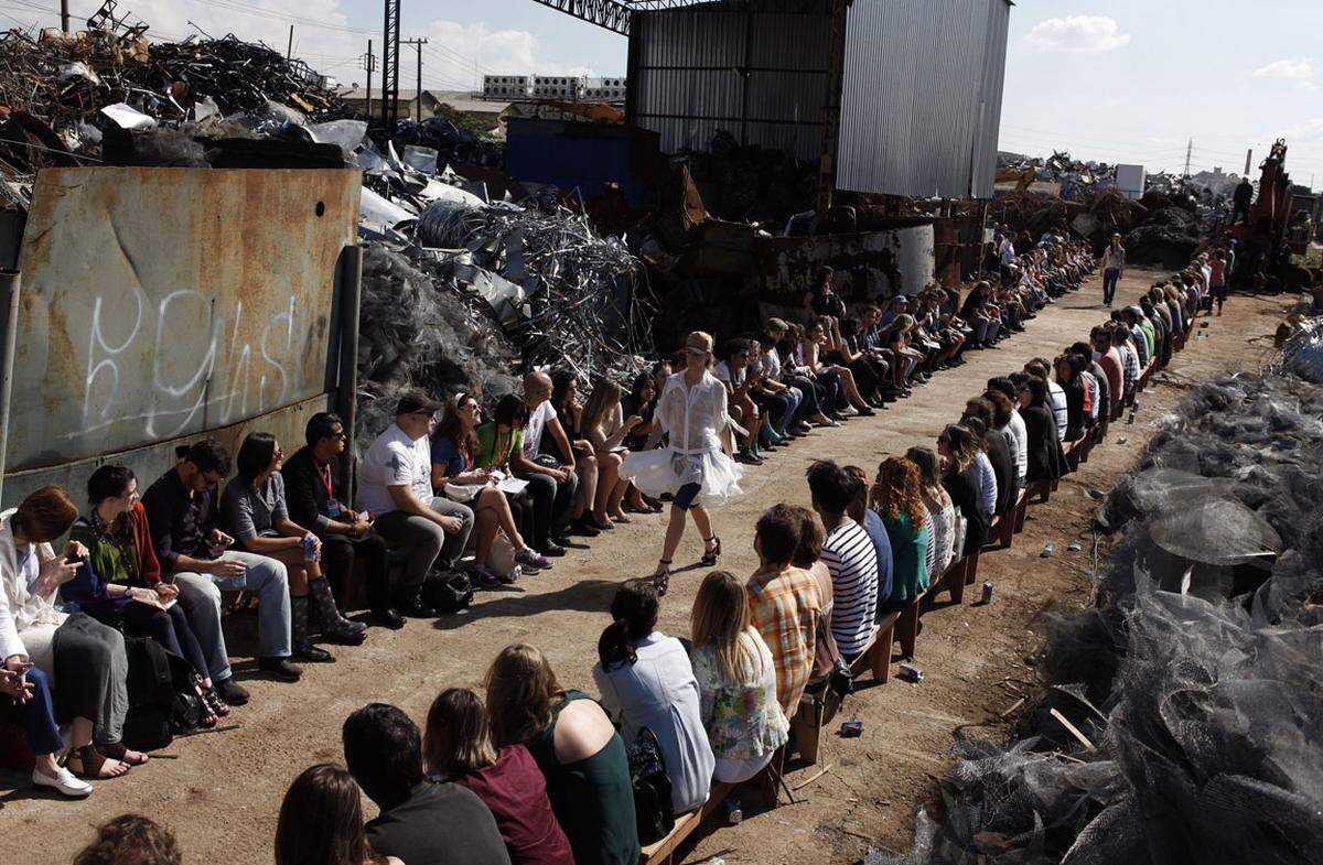 Während der Sao Paulo Fashion Week wurde die Mode von Cavalera auf einer Mülldeponie ins rechte Licht gerückt. 