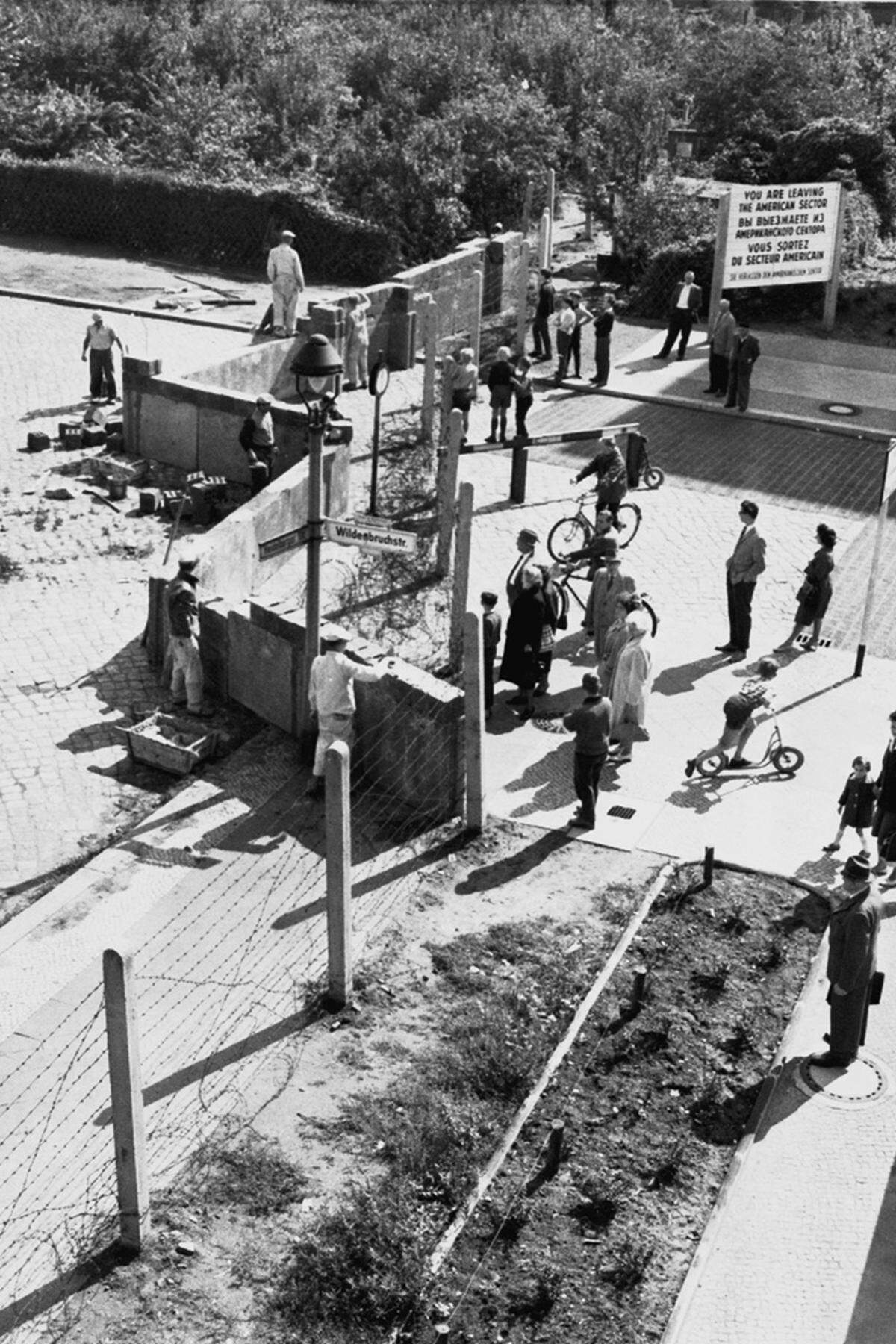 Die Mauer umfasst rund 160 Kilometer. Auf 43 Kilometer Länge verläuft sie durch das Berliner Stadtgebiet. Im Stadtgebiet gibt es acht Grenzübergänge, außerhalb sechs.