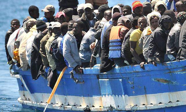 Flüchtlinge erreichen die italienische Insel Lampedusa.