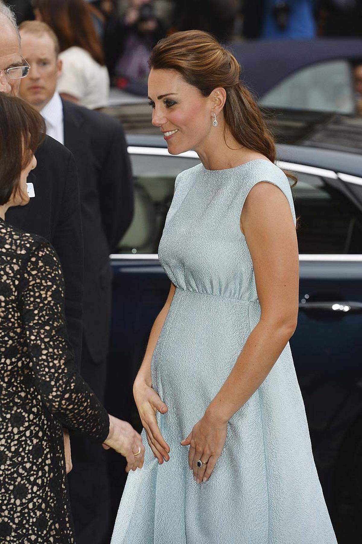 Gerade Linien, wenig Pomp - Catherine ist für ihren diskreten Stil bekannt. Das hellblaue Kleid von Emilia Wickstead trug sie zu einer Vernissage.