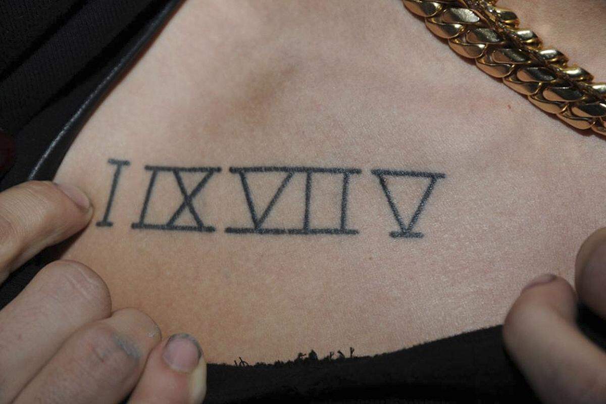 Das Tattoo hat er sich für seine Mutter Pattie stechen lassen: Die römischen Ziffern ergeben das Geburtsjahr seiner Mutter 1975.