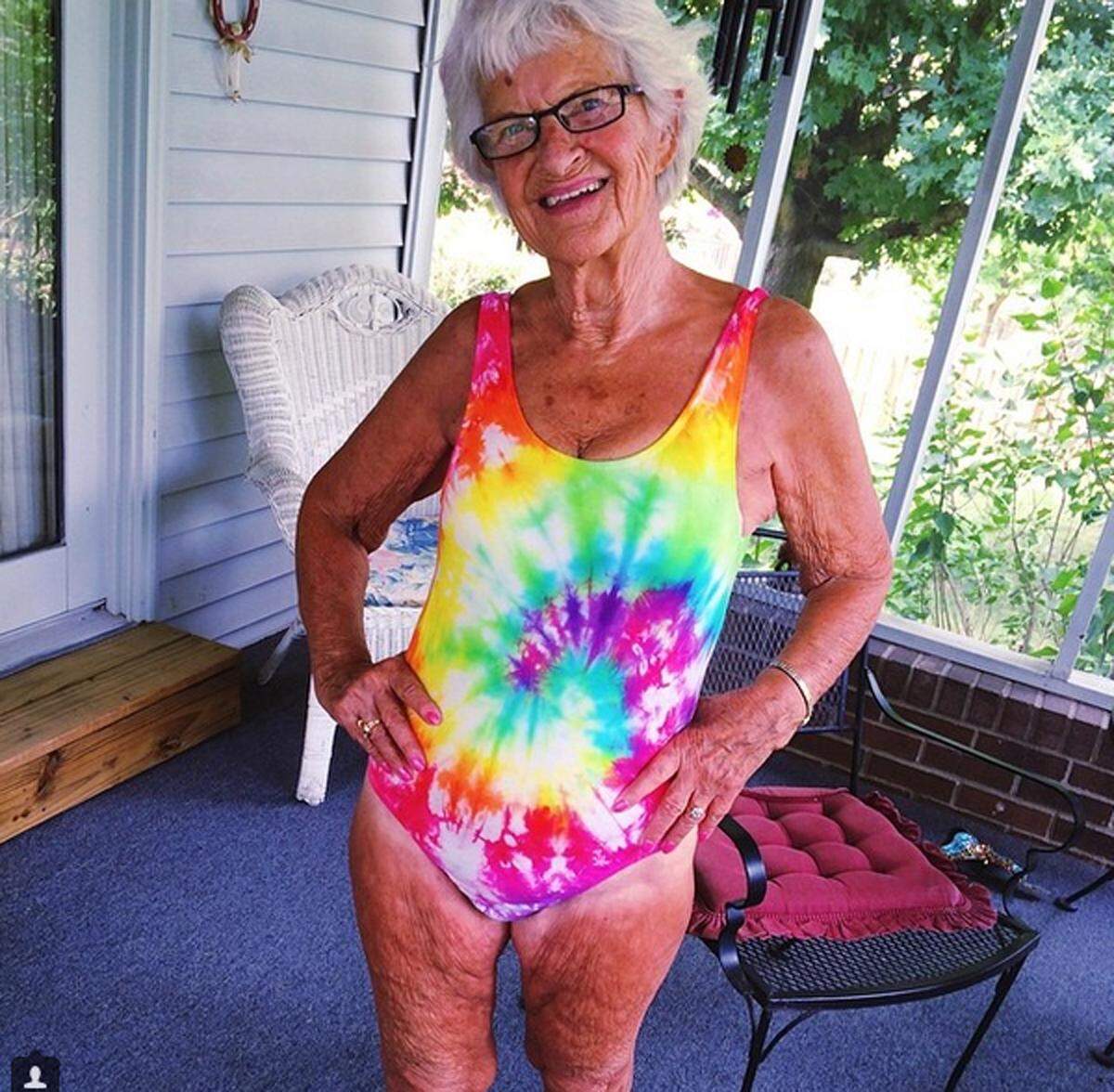 Mit 86 Jahren startet US-Amerikanerin Baddie Winkle so richtig durch. Auf Instagram, wo sie sich als Hipster-Oma ablichten lässt, hat sie bereits über 730.000 Abonnenten. Jetzt stand sie auch als Model vor der Kamera.