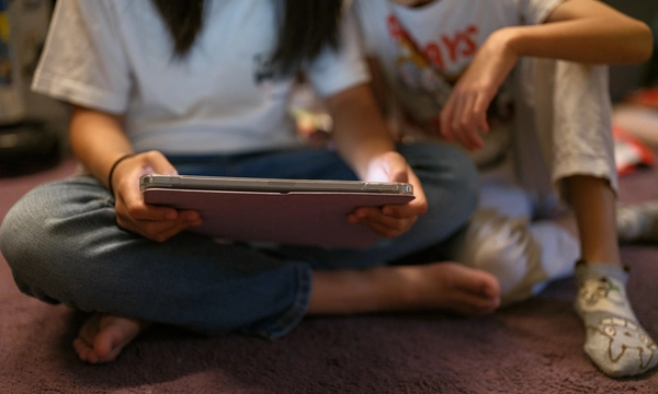 Als Gesellschaft haben wir offenkundig ein Problem im Umgang mit Smartphones und Tablets (Archivbild). 