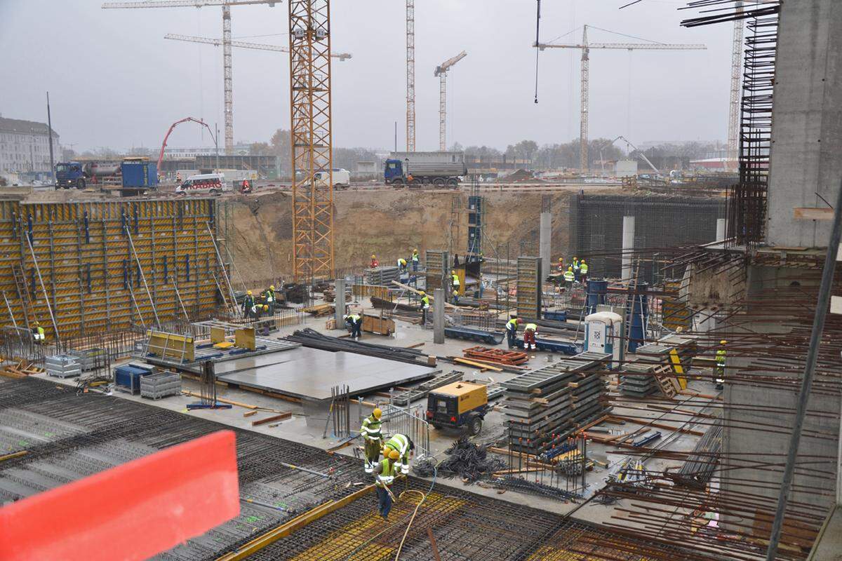 Blickt man ein wenig nach rechts, sieht man die Baustelle der Eingangshalle.