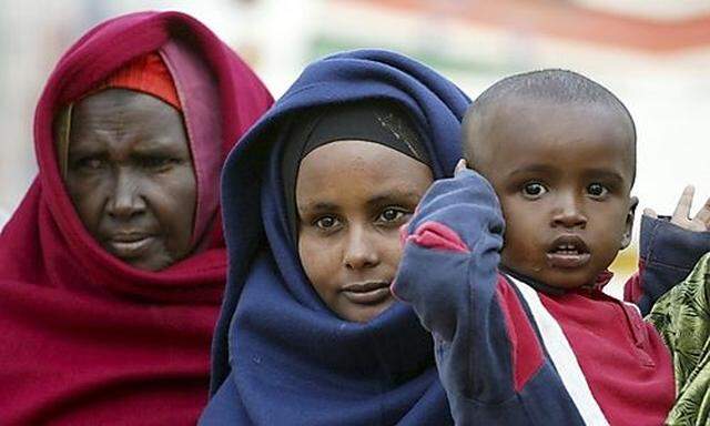 Somali refugees queue on their arrival at a transit centre near Thika town