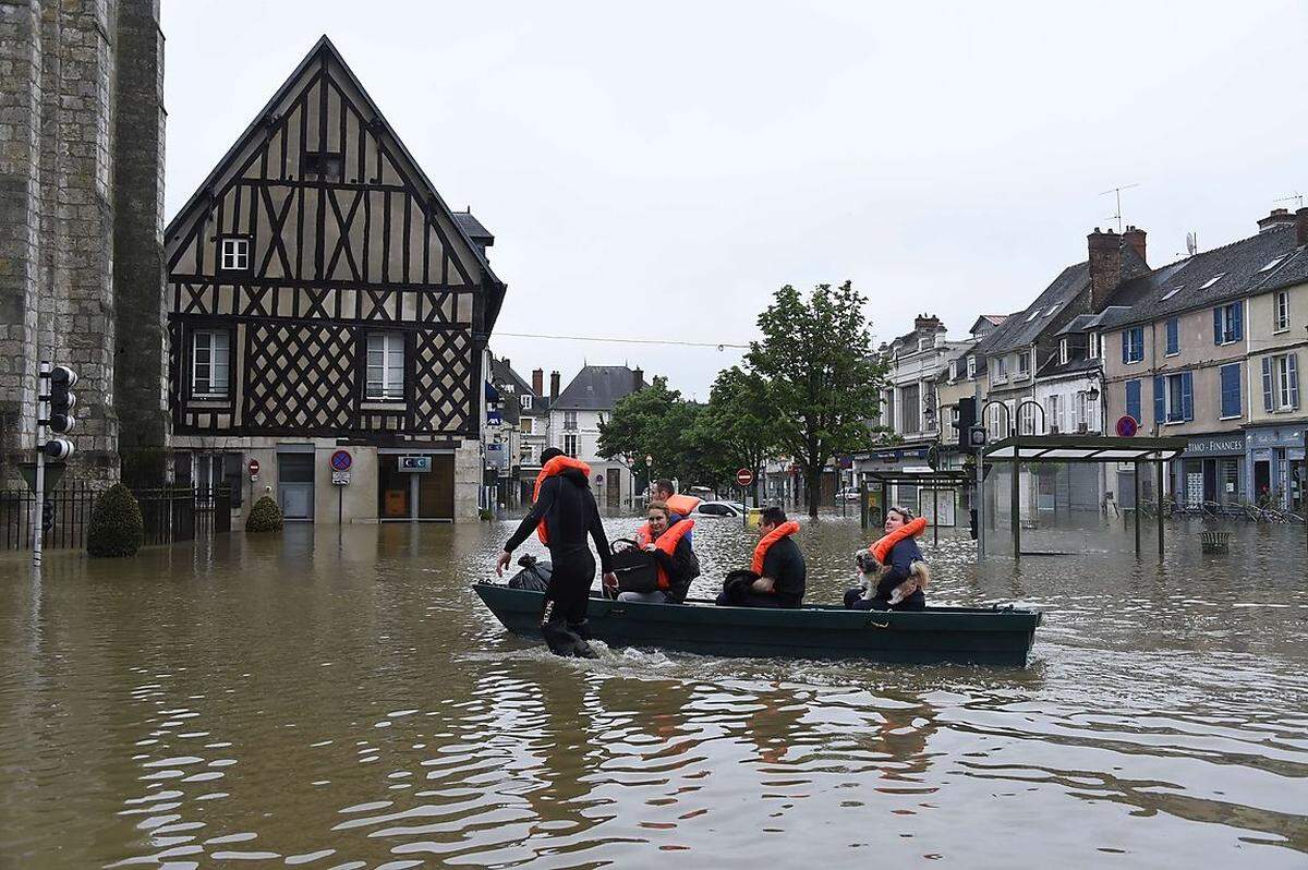 In Nemours rund 80 Kilometer südlich der Haupstadt Paris, mussten am Mittwoch 3000 Menschen ihre Häuser verlassen. In der Nähe fanden Helfer eine 86-Jährige tot in ihrem überfluteten Haus.