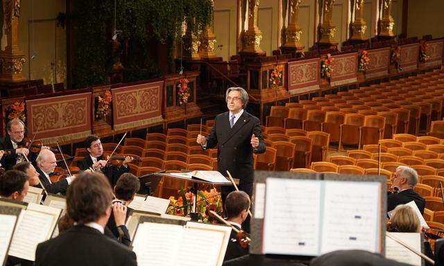 Riccardo Muti im leeren Musikvereinssaal: ein strenger Kapellmeister, der aber den Philharmonikern auch zuhört und sie „spielen lässt“. 
