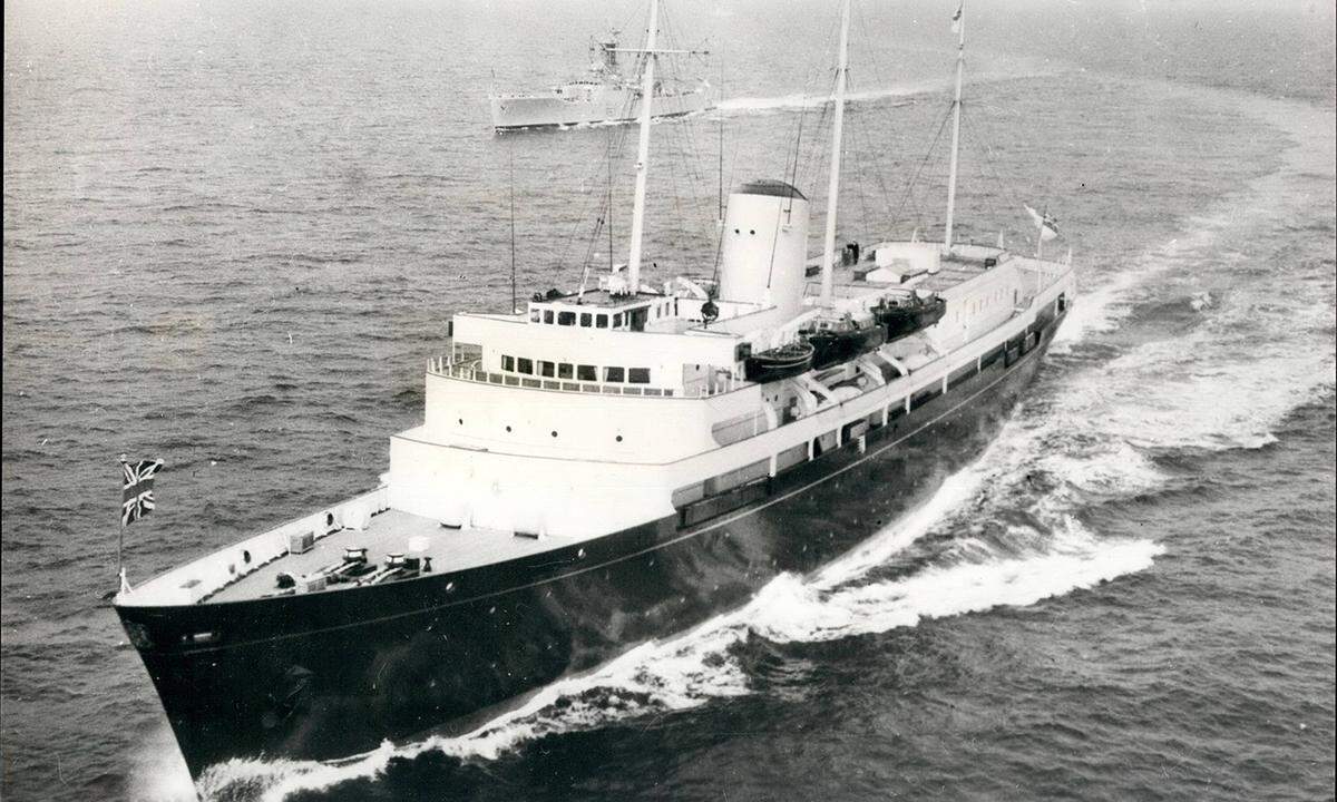 Nach ihrer Traumhochzeit reisten die frisch gebackenen Eheleute an Bord der Royal Yacht Britannia durch die Karibik. 