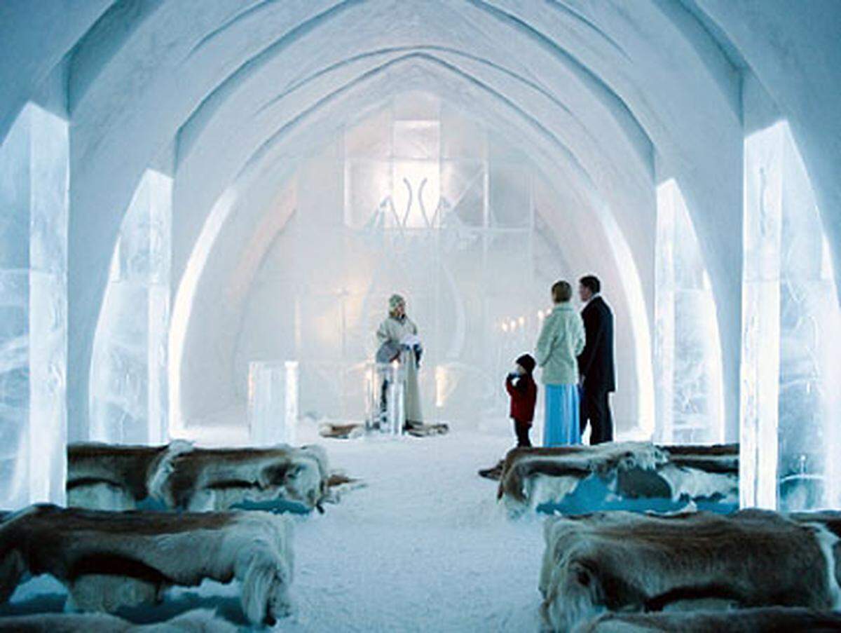 Heiratswillige Paar dürfen sich im "Icehotel" das Ja-Wort geben. Für die ganz großen Treueschwüre wurde nämlich eigens eine Eis-Kirche gebaut.