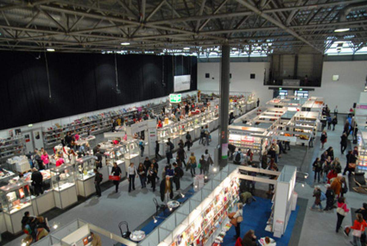 Auf dem weitläufigen Areal der Halle B präsentieren 271 Einzelaussteller Bücher aus 500 Verlagen.Im Bild: Halle links