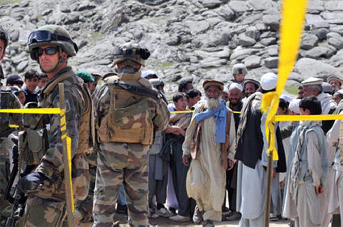 Französische Soldaten (Task Force Tiger) beim Verteilen von Hilfsgütern in Sultankhel, Provinz Kapisa