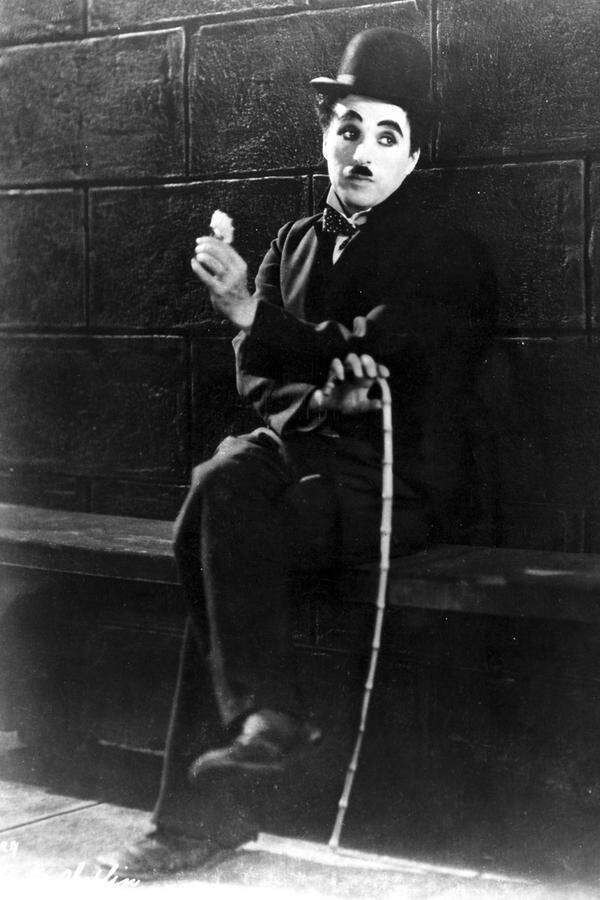 In den USA trug jedermann Anzüge, sogar ein Tramp, wie ihn Charlie Chaplin in seinen Filmen verkörperte. Durch die Massenproduktion wurden die Anzüge erschwinglich, die Preise sanken, so konnten sich in den USA im Gegensatz zu Europa viele öfter mal einen neuen Anzug leisten. Deutsche Arbeiter hingegen fielen durch die Schäbigkeit ihrer Anzüge auf.