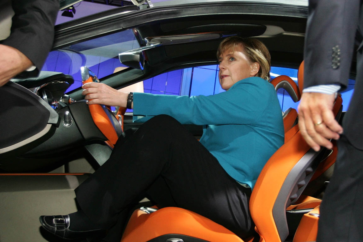 Die deutsche Kanzlerin Angela Merkel hat auf Automessen schon verschiedenste Modelle probegesessen. Dieses Ford IOSIS Konzeptfahrzeug scheint etwas zu unbequem,...