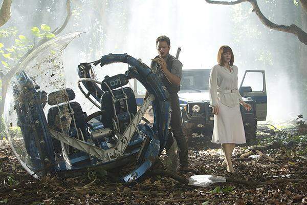 "Jurassic World" ist kein Reboot, sondern eine Fortsetzung von Steven Spielbergs "Jurassic Park" (1993) sowie den Nachfolgefilmen. Der vierte Teil der Saurier-Saga spielt auch 22 Jahre nach den Geschehnissen von Teil eins. Spielberg fungiert diesmal nur als Executive Producer, die Regie übernimmt Colin Trevorrow ("Safety Not Guaranteed"). Auf große Stars wird diesmal verzichtet, mit Ausnahme von Chris Pratt, der mit "Guardians of the Galaxy" den größten Hit des vergangenen Jahres landete.
