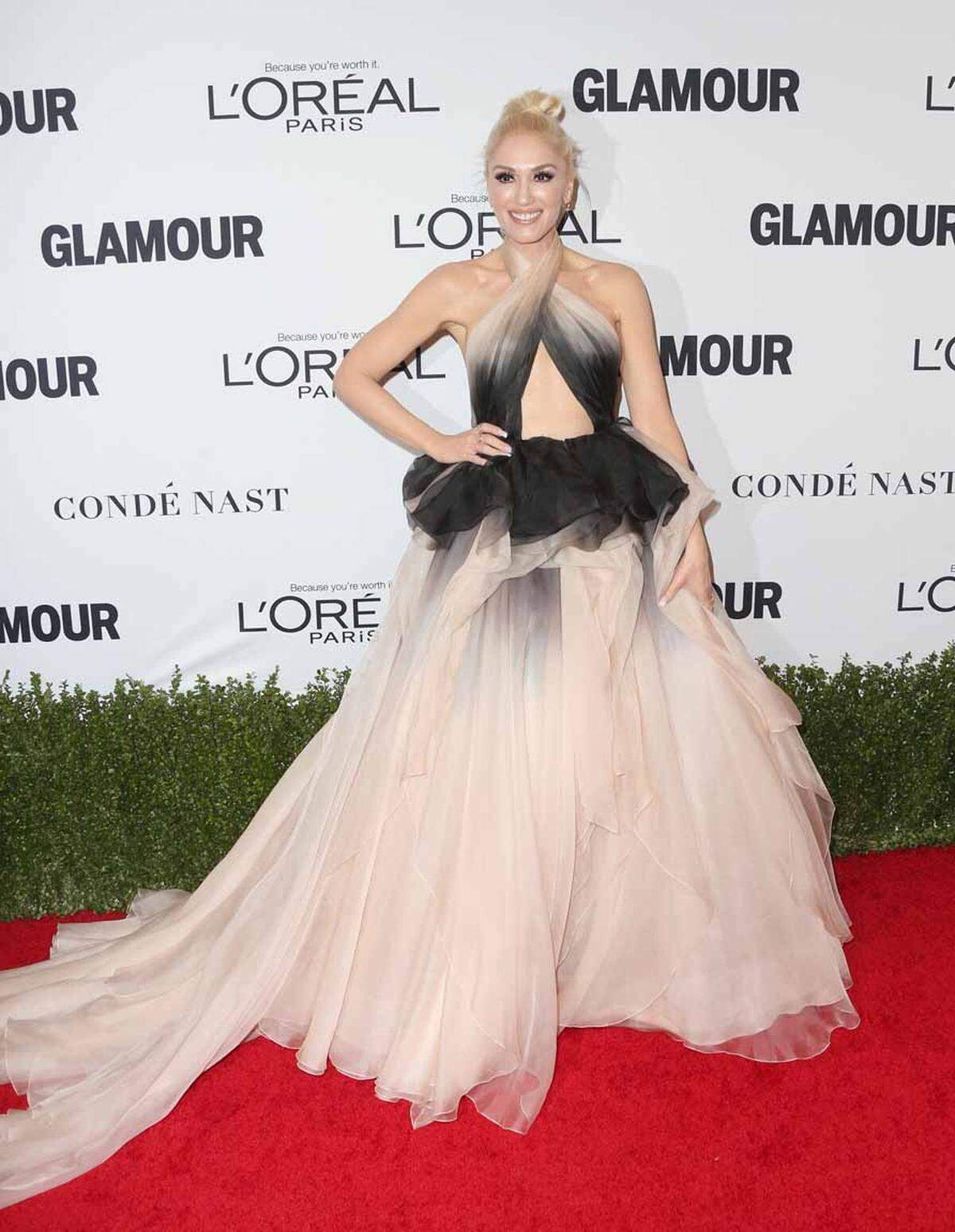 Einen dramatischen Auftritt legte Sängerin Gwen Stefani bei den Glamour Women of the Year Awards in Los Angeles hin. Die 47-Jährige wurde mit dem Icon Award ausgezeichnet und nahm den Preis in einer Robe von Marchesa entgegen.