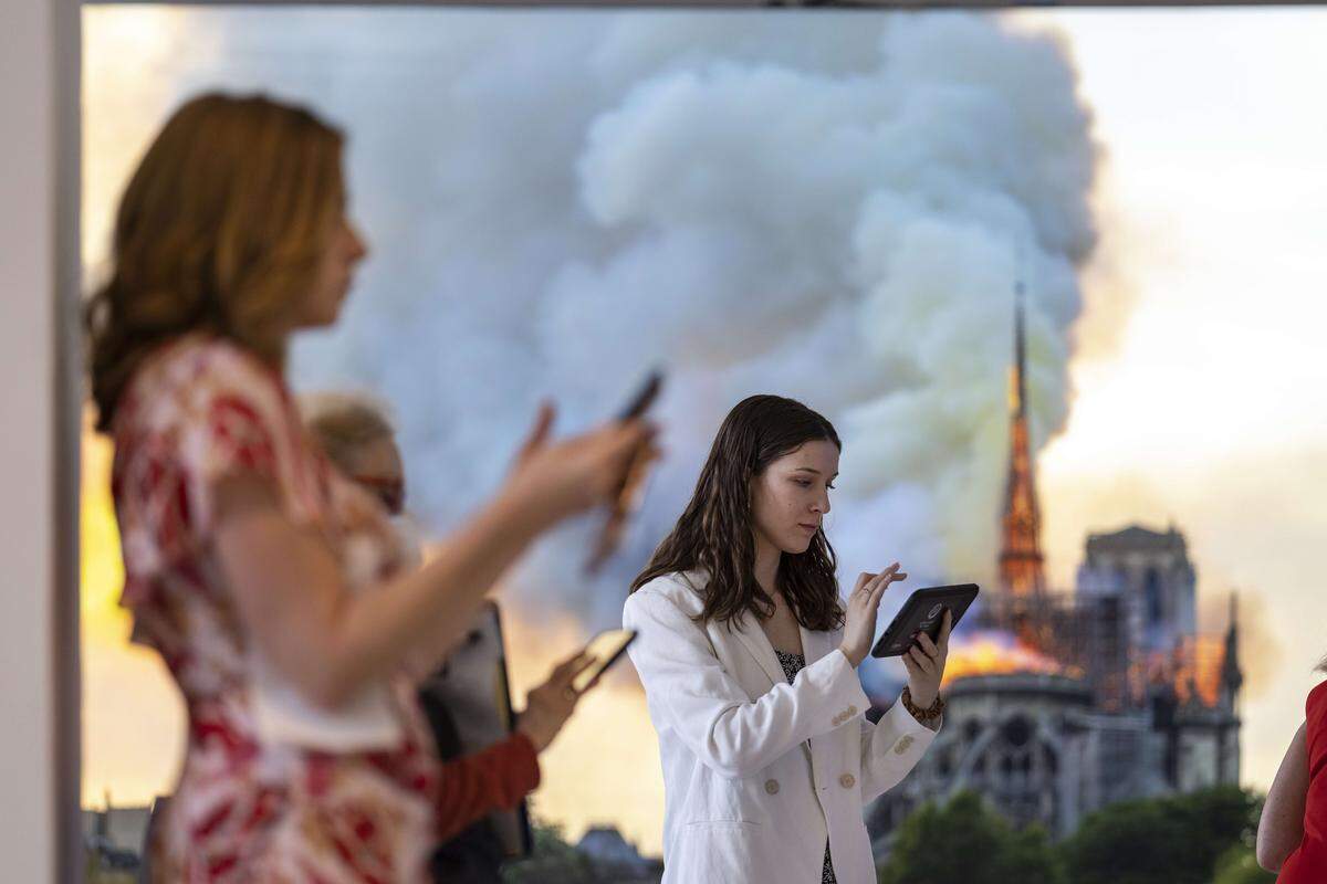 Mit einem Tablet in der Hand taucht man vor riesigen Fotografien der Kathedrale in die Vergangenheit des Gotteshauses ein – und in die Gegenwart.