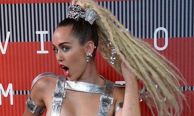 Singer Miley Cyrus arrives on the red carpet for the 32nd annual MTV Video Music Awards at Microsoft
